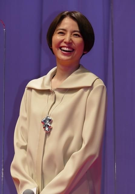 長澤まさみ「勇姿を映画館で目に焼き付けて」 「コンフィデンスマンJP 英雄編」を“子猫ちゃん”にお披露目