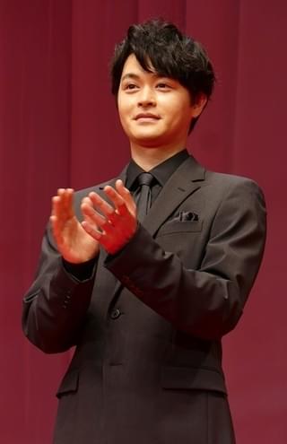 長澤まさみ「勇姿を映画館で目に焼き付けて」 「コンフィデンスマンJP 英雄編」を“子猫ちゃん”にお披露目