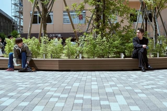 “私”の無気力な大学生活と、謎の男“黒服”との出会いを映した本編映像