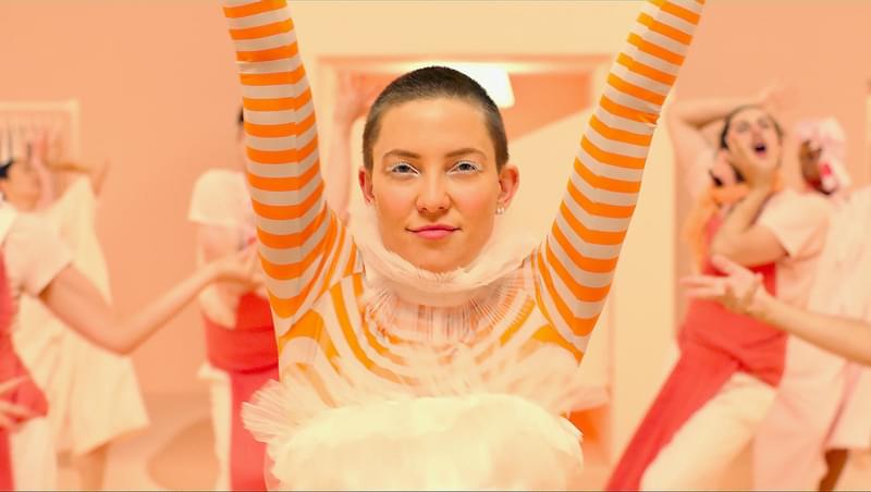 Siaワールド全開！ イマジネーション豊かな音楽シーン満載の「ライフ・ウィズ・ミュージック」サントラMV