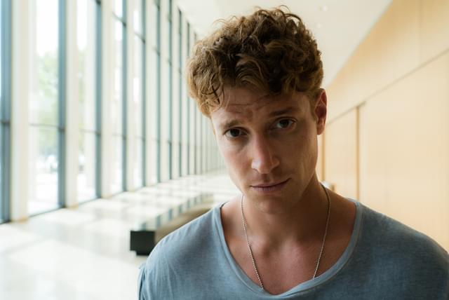 人気者のバイオリニストを演じたダニエル・ドンスコイ