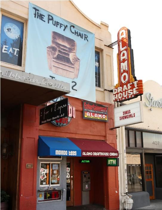 オースティンにオープンした最初の「アラモ」。「MONDO TEES」とあるのがTシャツショップ