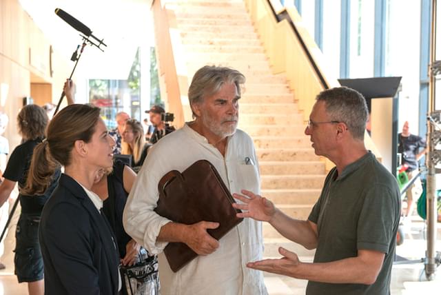 撮影中のドロール・ザハビ監督(右)