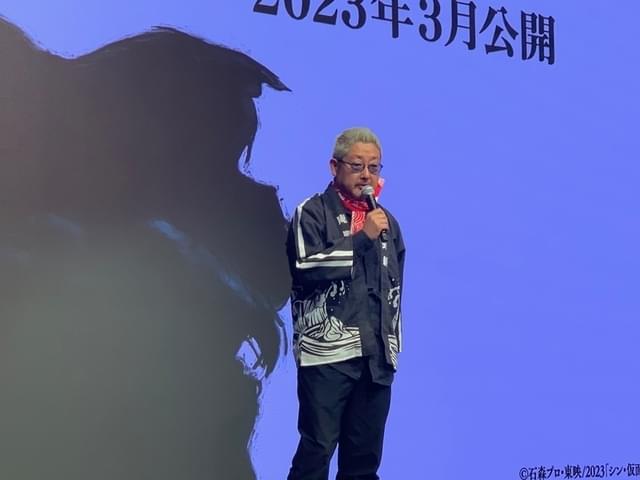 庵野組の法被を着て説明する紀伊宗之氏