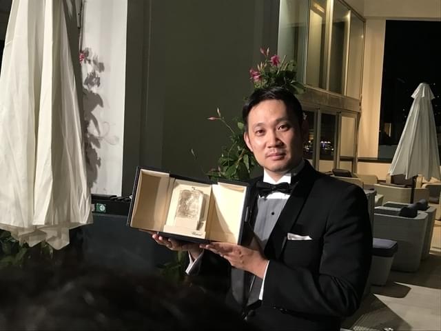 カンヌで授賞式後の濱口竜介監督