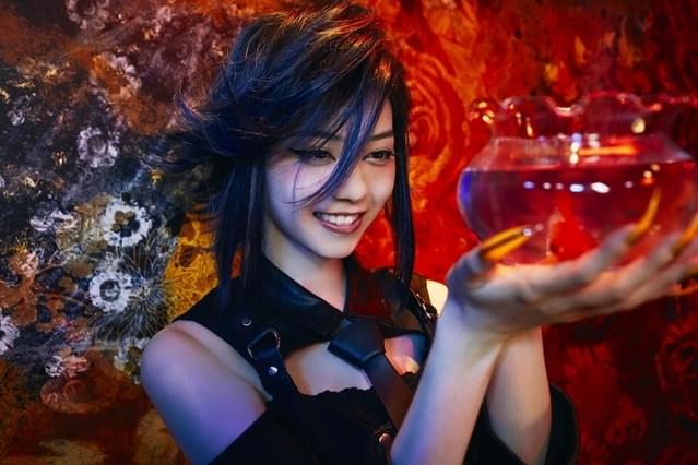 タイトな衣装&猫爪ネイル&猫毛ヘア&猫目メイクで作り上げた完璧なビジュアル