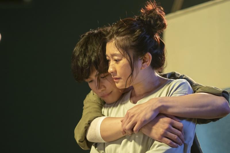 許されない禁断の恋の先にある純愛――岩田剛典がバックハグ、篠原涼子主演「金魚妻」本編映像