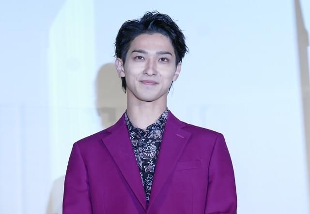 横浜流星、かつら拒否し自ら“銀髪”に こん身の主演作「嘘喰い」封切り