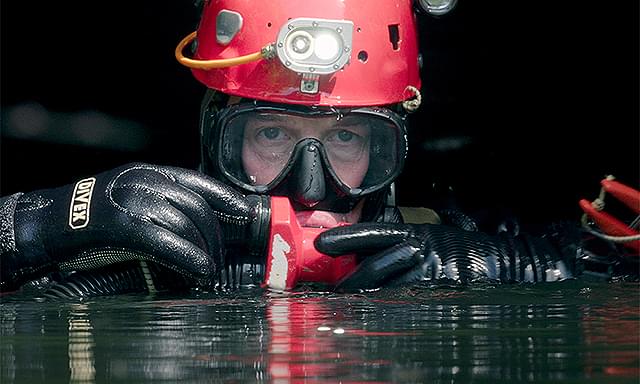 【「THE RESCUE 奇跡を起こした者たち」評論】前代未聞の事故。インタビューと再現映像が浮き上がらせる救出者たちの内面