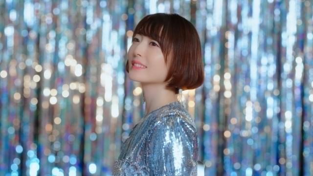 花澤香菜ニューアルバム収録曲のMV公開 華やか衣装の花澤が“ミラーボールダンサー”と共演