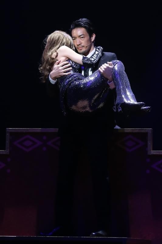 レイチェルを抱き救出するフランク(大谷亮平)