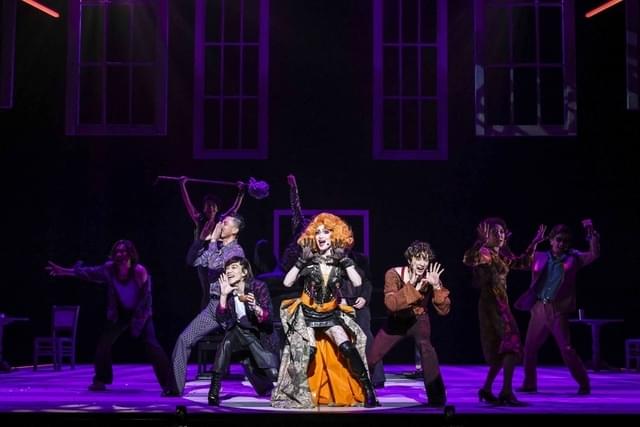 ウェス(平間、前列左)のお手製コスチュームで歌うフレディ(中央)