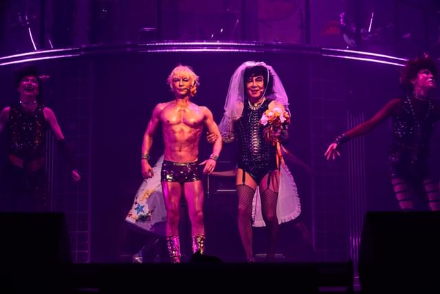 フランク“N”フルター(古田新太、右)と人造人間ロッキー(武田真治)