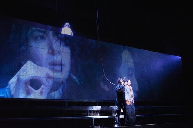 クリスチャン(浜中文一)の代わりにロクサーヌへの恋心を伝えるシラノ(古川)