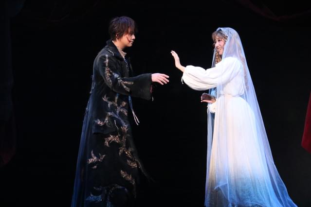 (左から)惹かれ合うグウィンプレン(浦井)とデア(熊谷彩春)