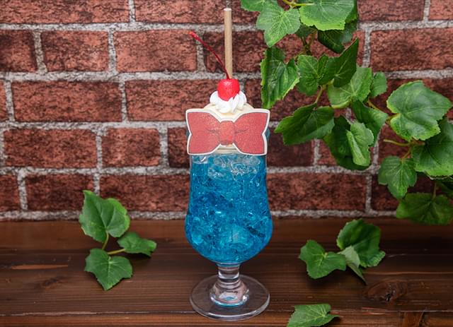 「江戸川コナンの蝶ネクタイ型変声機クリームソーダ」（990円）