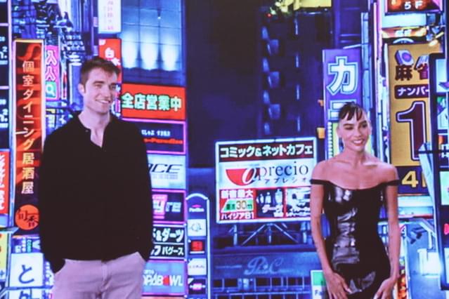 2人が歌舞伎町にいるような演出も