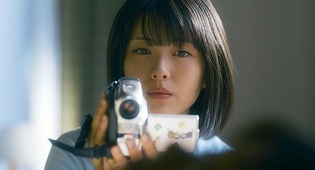 浜辺美波の表情に切なさが混じる 熟睡中の岸井ゆきのを撮影する「やがて海へと届く」本編映像