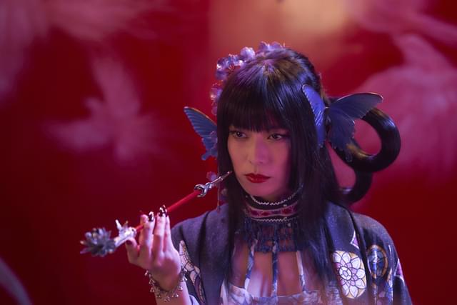 不思議な“ミセ”の主人・侑子の妖しく美しく、ときにお茶目な表情を活写