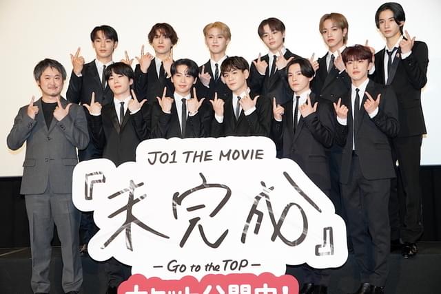 舞台挨拶に立った「JO1」の11人と稲垣哲朗監督