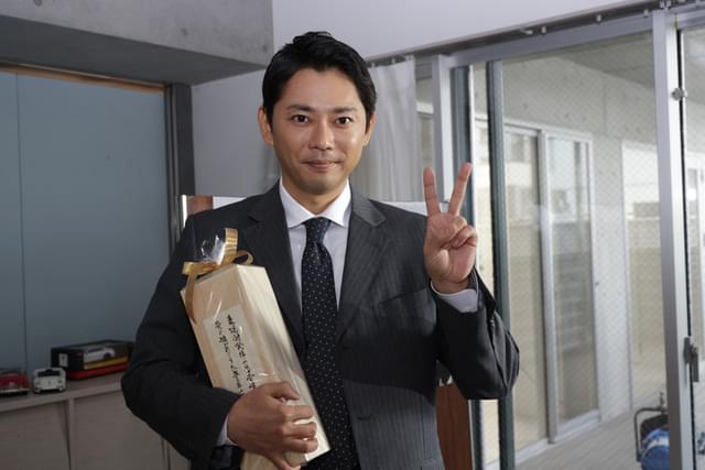 クランクアップして安堵の面持ちを浮かべる今井翼