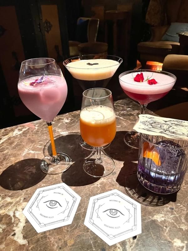 ノンアルコールカクテル。右のタロットカードの絵はバーテンダーさんが描いたそうです