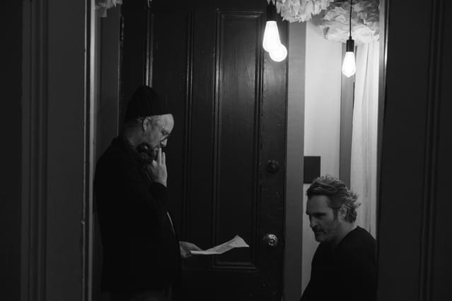 撮影中のホアキン・フェニックス（右）、マイク・ミルズ監督