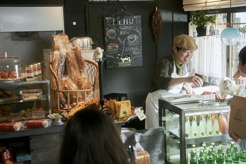 連続殺人鬼の“表の顔”は優しいパン屋の店主 「死刑にいたる病」阿部サダヲ、岡田健史らの新場面写真