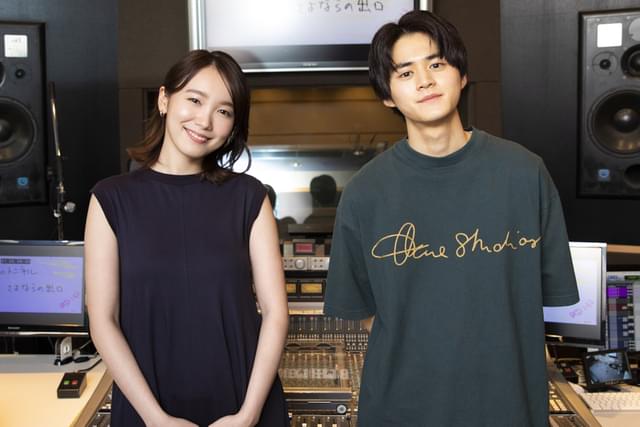 主演を務める鈴鹿央士(右)と飯豊まりえ(左)