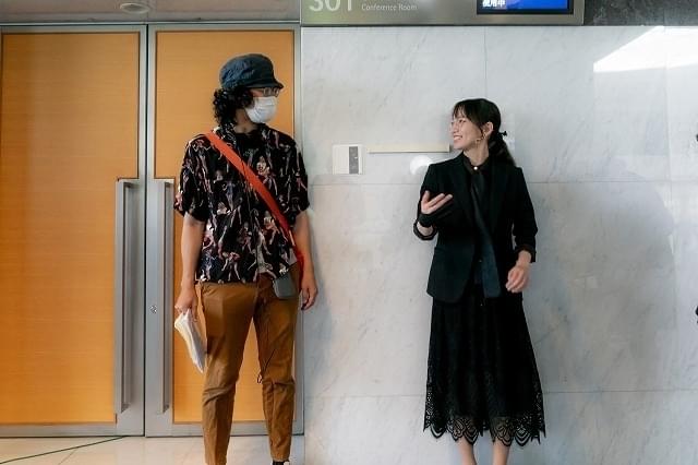 吉野耕平監督（左）と吉岡里帆（右）