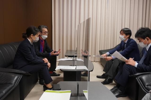 （左より）西川美和監督、諏訪敦彦監督、文化庁の寺本恒昌文化経済・国際課長、中山恭幸文化芸術活動基盤強化室専門官