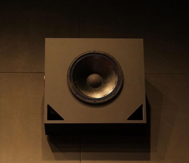 サラウンドスピーカー