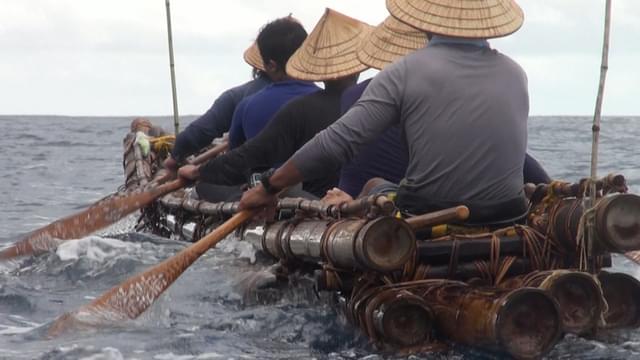 次は竹の筏（いかだ）舟で挑戦