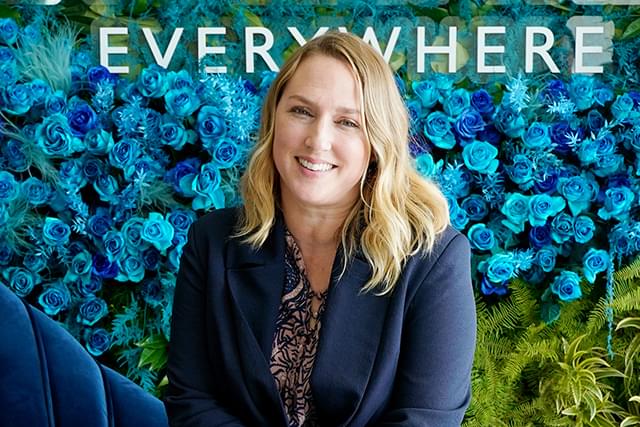 脚本家のリズ・ティゲラーが脚色を手がける