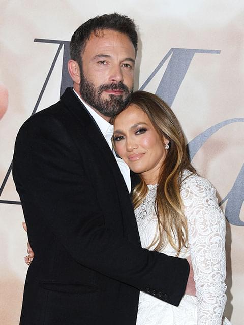 再びカップルに