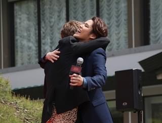 「ファンタビ」エディ・レッドメインが来日！ 宮野真守と熱いハグで再会、法被姿で三本締めも