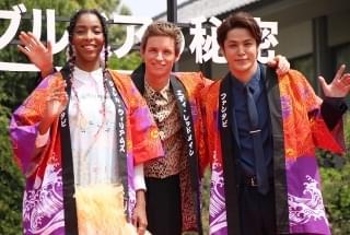 「ファンタビ」エディ・レッドメインが来日！ 宮野真守と熱いハグで再会、法被姿で三本締めも