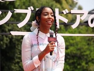 「ファンタビ」エディ・レッドメインが来日！ 宮野真守と熱いハグで再会、法被姿で三本締めも