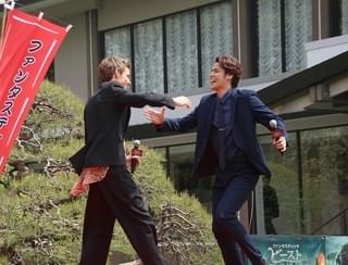 「ファンタビ」エディ・レッドメインが来日！ 宮野真守と熱いハグで再会、法被姿で三本締めも