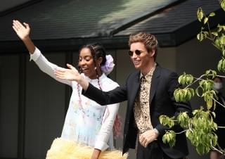 「ファンタビ」エディ・レッドメインが来日！ 宮野真守と熱いハグで再会、法被姿で三本締めも