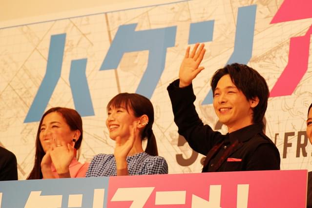 特大スマイル＆貴族のようなお手振りを見せた中村倫也