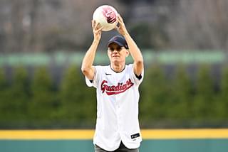 トム・ハンクス、“あの相棒”を従え始球式に登場