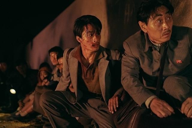 ソマリア内戦に巻き込まれた韓国と北朝鮮の大使館員たちの生死をかけた脱出を描く