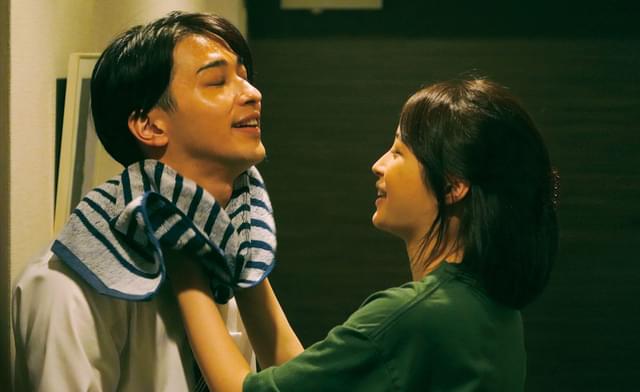 結婚を目前にした恋人を演じた