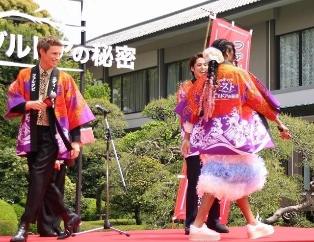 法被を見せびらかすジェシカ・ウィリアムズ