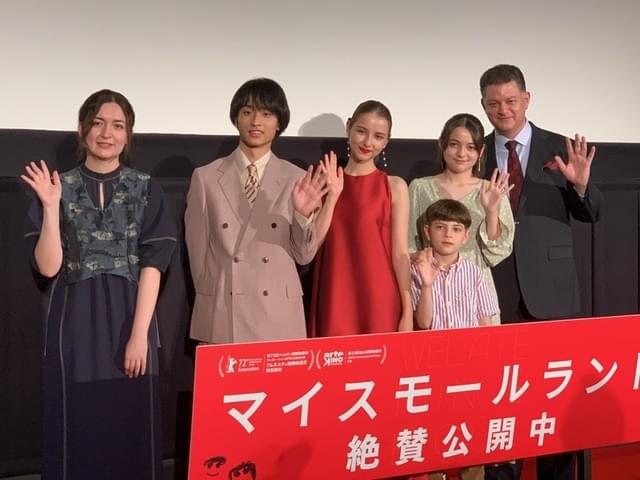 舞台挨拶に立った川和田恵真監督(左)や嵐莉菜、奥平大兼ら