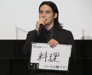 阿部サダヲ、サイコキラー役で名言「晴れ時々殺人みたいな」 爪が顔に見える“病”も告白