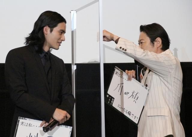 爪を見せられる岡田健史