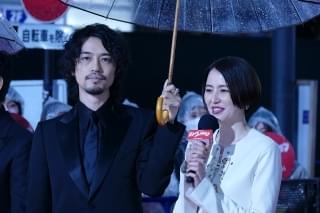 斎藤工、長さ60メートルのレッドカーペットに圧倒！ 「シン・ウルトラマン」出演者が雨の歌舞伎町ゴジラロードに“降着”