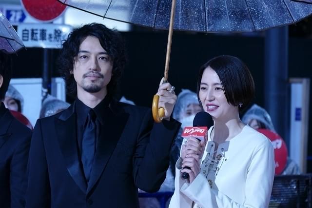 斎藤工、長さ60メートルのレッドカーペットに圧倒！ 「シン・ウルトラマン」出演者が雨の歌舞伎町ゴジラロードに“降着”